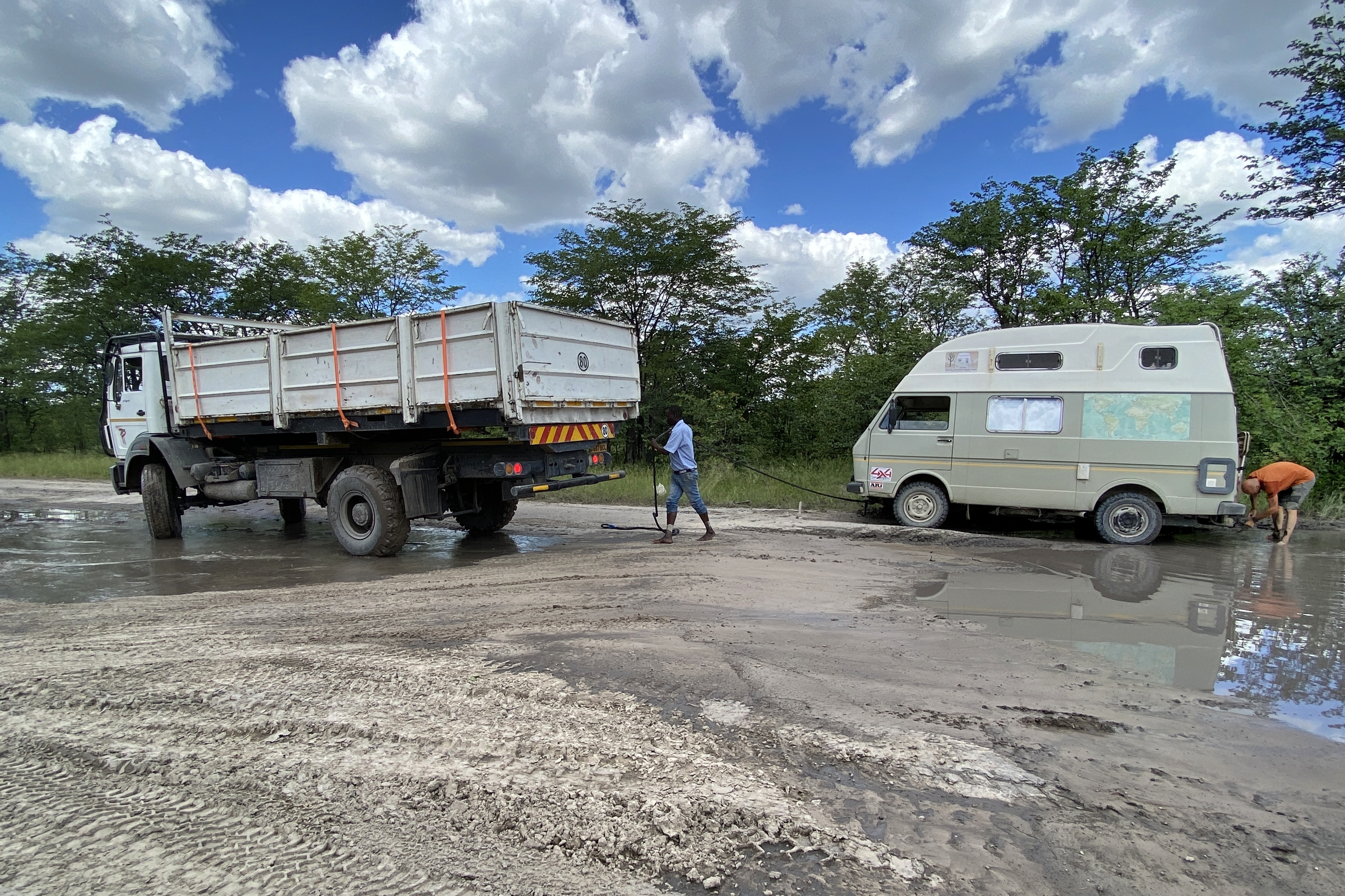 Oscar et un camion sur une piste du Botswana
